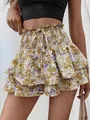 Detailoverzicht van bloemen mini-skort met gesmokte taille en gelaagde ruches - camel