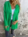 Primo piano di una giacca verde brillante con cappuccio e bottoni neri a fila singola. - Taglia S / Top / Verde