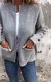 Detalle de la textura de chaqueta gris de punto para mujer con cuello alto y bolsillos - S / Tops / Gris