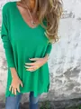 Détail rapproché d'un pull en maille verte vibrante à col en V pour femme avec fentes - S / Hauts / Vert