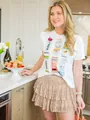 Minifalda de lentejuelas color champán con volantes para mujer en un ambiente de cocina - Rosa