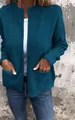 Primer plano de un cárdigan de punto azul petróleo para mujer con bolsillos y corte holgado. - Verde azulado