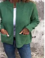 Detalle de un cómodo cárdigan de punto verde con bolsillos delanteros grandes para mujer - Verde