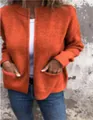 Primer plano de un cárdigan de punto naranja con bolsillos y vaqueros azules - Rojo Anaranjado