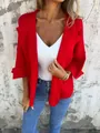 Detailweergave van het felrode damesvest van imitatiesuède met stijlvolle revers - S / Tops / Rood