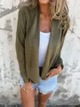 Detailaufnahme einer olivgrünen Strickjacke aus Wildlederimitat mit weicher Textur - Armeegrün