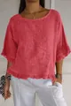 Detalle de una blusa de lino rosa coral con volantes femeninos y cuello redondo - S / Tops / Rojo