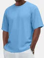 Dettaglio della maglietta blu da uomo che mostra la trama in maglia a trecce verticale. - Taglia S / Top / Celeste