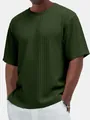 Primo piano di una t-shirt da uomo verde scuro con scollo a giro e trama a coste - Taglia S / Top / Verde militare