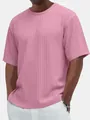 Gros plan du t-shirt rose texturé pour hommes avec col rond montrant les détails - S / Hauts / Rose