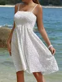 Détail de la mini-robe de plage blanche de style bohème à pois avec corsage smocké - S / Haut Et Bas / Blanc
