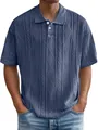 Detailansicht eines blauen Herren-Strickpolos mit aufwendigem Rautenmuster-Struktur - Blau