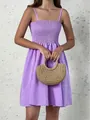 Mini robe violette à pois avec bustier froncé et sac en paille détaillé. - Violet