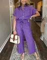 Vista completa di un set a due pezzi a righe viola con camicia e pantaloni a gamba larga - Viola
