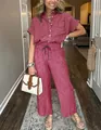 Completo a righe rosse da donna con camicia a maniche corte e pantaloni a gamba dritta. - Rosso