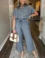 Donna con completo a righe blu composto da camicia a maniche corte e pantaloni larghi - Grigio scuro