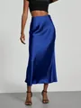 Detailansicht eines kobaltblauen Satin-Midirocks mit hoher Taille und Glanz-Finish - S / Unterteile / Blau