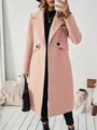 Detalle de un elegante abrigo largo de lana rosa con solapas en una habitación - S / Tops / Rosa