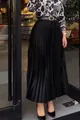 Vue détaillée d'une jupe longue plissée noire avec des plis fins et une taille haute - S / Bas / Noir