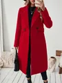 Detalle de un elegante abrigo de lana roja con solapas anchas y botones dobles. - S / Tops / Rojo
