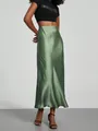 Eleganter, hoch taillierter Satin-Midirock in Salbeigrün mit einem glänzendem Finish - Hellgrün