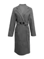 Détail d'un manteau en laine gris avec col à revers et ceinture boutonnée. - Gris clair