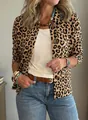 Vue détaillée d'une veste courte en velours léopard avec fermeture à boutonnage simple - Imprimé Léopard Jaune