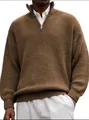 Vista detallada de un jersey de punto marrón para hombre con cuello alto y cremallera frontal - S / Tops / Caqui