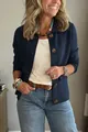 Vue détaillée de la veste courte bleu marine pour femme avec revers et boutons - Bleu marine