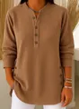 Detail des kamelfarbenen Damen-Strickoberteils mit Henley-Ausschnitt und Zierknöpfen an der Seite. - Khaki