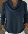 Primo piano di un elegante maglione blu a nido d'ape con scollo a V drappeggiato - Taglia S / Top / Blu navy