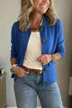 Vue détaillée d'une veste courte bleue pour femme avec boutonnage simple et revers - 3XL / Hauts / Bleu