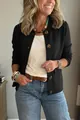 Veste courte noire élégante à col à revers et boutons décoratifs en écaille - Noir