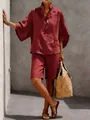 Dettaglio ravvicinato di un set due pezzi in lino rosso con camicia e pantaloncini. - Taglia S / Top E Pantaloni / Borgogna