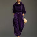 Elegante paarse fluwelen vrijetijdsset voor dames met top met capuchon en lange broek - S / Boven- En Onderstuk / Paars