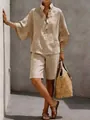 Vista dettagliata di un completo casual in lino con camicia e pantaloncini naturali. - Taglia S / Top E Pantaloni / Kaki