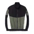 Vista frontal de una chaqueta deportiva cortavientos para hombre con diseño de cuello alto - Caqui Patchwork Negro