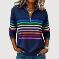 Vista dettagliata della felpa da donna con mezza zip e strisce colorate su tessuto blu scuro - XS / Top / Blu navy