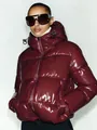Detailansicht der glänzenden burgunderroten Kapuzen-Pufferjacke für Damen Winter - XS / Oberteile / Burgunderrot