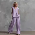 Completo due pezzi minimalista lavanda a righe verticali nere con pantaloni a gamba larga - Taglia S / Top E Pantaloni / Lavanda
