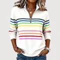 Primo piano di una felpa bianca da donna con vivaci strisce arcobaleno sul petto - XS / Top / Bianco