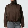 Nahaufnahme der braunen Damen-Windjacke mit Stehkragen und Kordelzug am Saum - S/M / Oberteile / Dunkelbraun