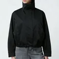 Detail einer schwarzen Damen-Windjacke mit Stehkragen und verstellbarem Kordelzug am Saum - S/M / Oberteile / Schwarz