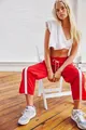 Rote lässige Sporthose mit geradem Bein, weißen Seitenstreifen und hohem Bund am Modell - S / Unterteile / Rot