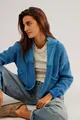 Detail der blauen Strickjacke für Damen mit modischem Patchwork-Design - Blau