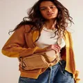 Detailansicht einer senfgelben Damen-Strickjacke mit Ellenbogenschonern und Styling - Gelb