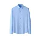 Detaillierte Nahaufnahme eines hellblauen Langarm-Hemdes mit einem Button-Down-Kragen - 38 / Oberteile / Hellblau (Langarm)
