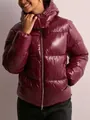Vista detallada de una chaqueta acolchada con capucha burdeos brillante para mujer - XS / Tops / Burdeos
