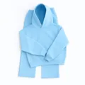 Detalle del conjunto de sudadera con capucha azul claro que muestra la textura de la tela - Azul cielo