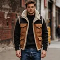 Detail einer herren weste aus wildleder mit teddyfutter und vier taschen im urbanen stil - S / Oberteile / Khaki
